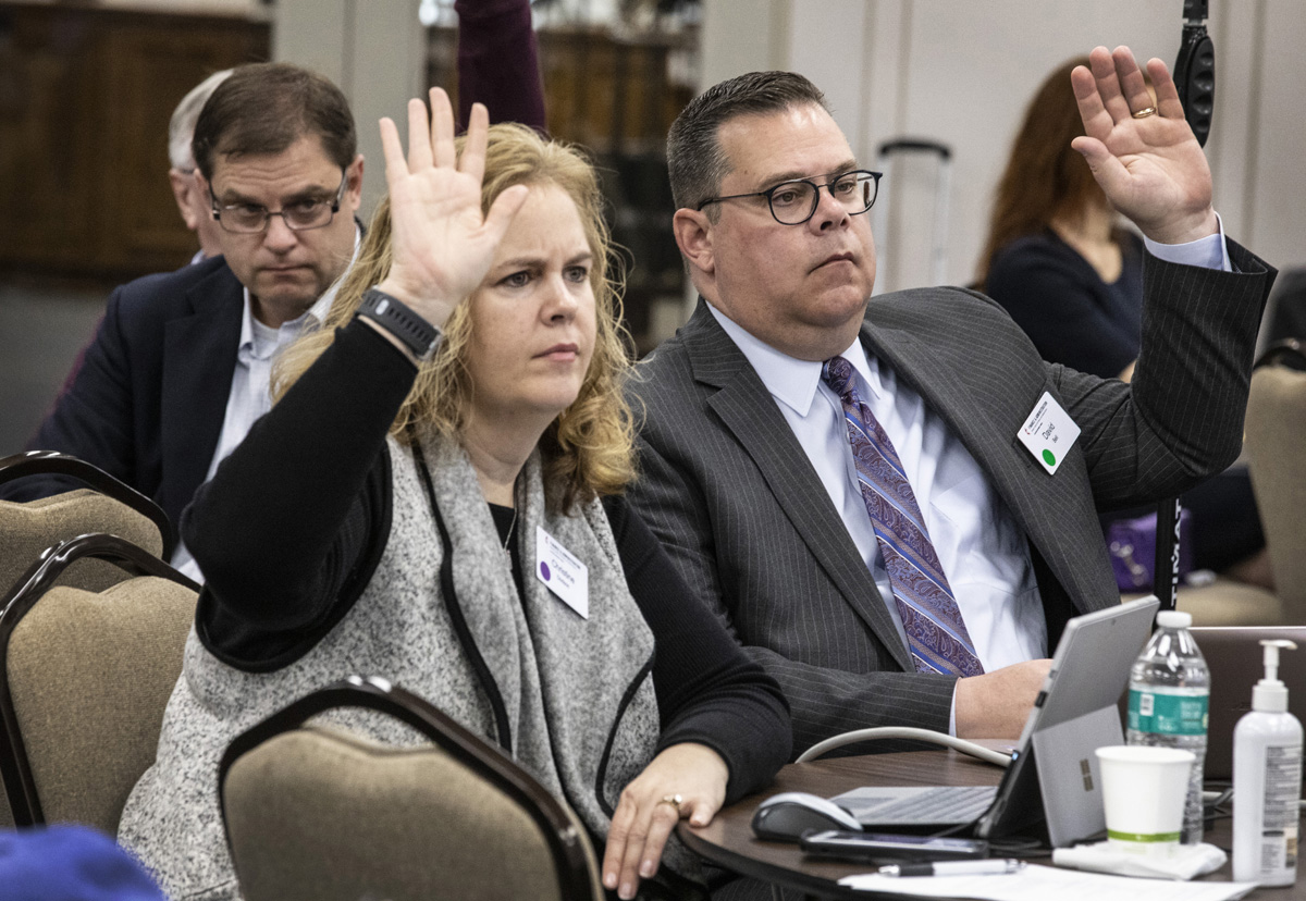 Christine Dodson y el Rev. David Bell, miembros de la junta del Consejo General de Finanzas y Administración (GCFA por sus siglas en inglés), levantan la mano durante una reunión en el Centro Scarritt Bennett de la ciudad de Nashville, Tennessee. La junta votó para enviar a la Conferencia General el presupuesto más bajo de los últimos 30 años. Foto por Kathleen Barry, Noticias MU. Christine Dodson y el Rev. David Bell, miembros de la junta del Consejo General de Finanzas y Administración (GCFA por sus siglas en inglés), levantan la mano durante una reunión en el Centro Scarritt Bennett de la ciudad de Nashville, Tennessee. La junta votó para enviar a la Conferencia General el presupuesto más bajo de los últimos 30 años. Foto por Kathleen Barry, Noticias MU.