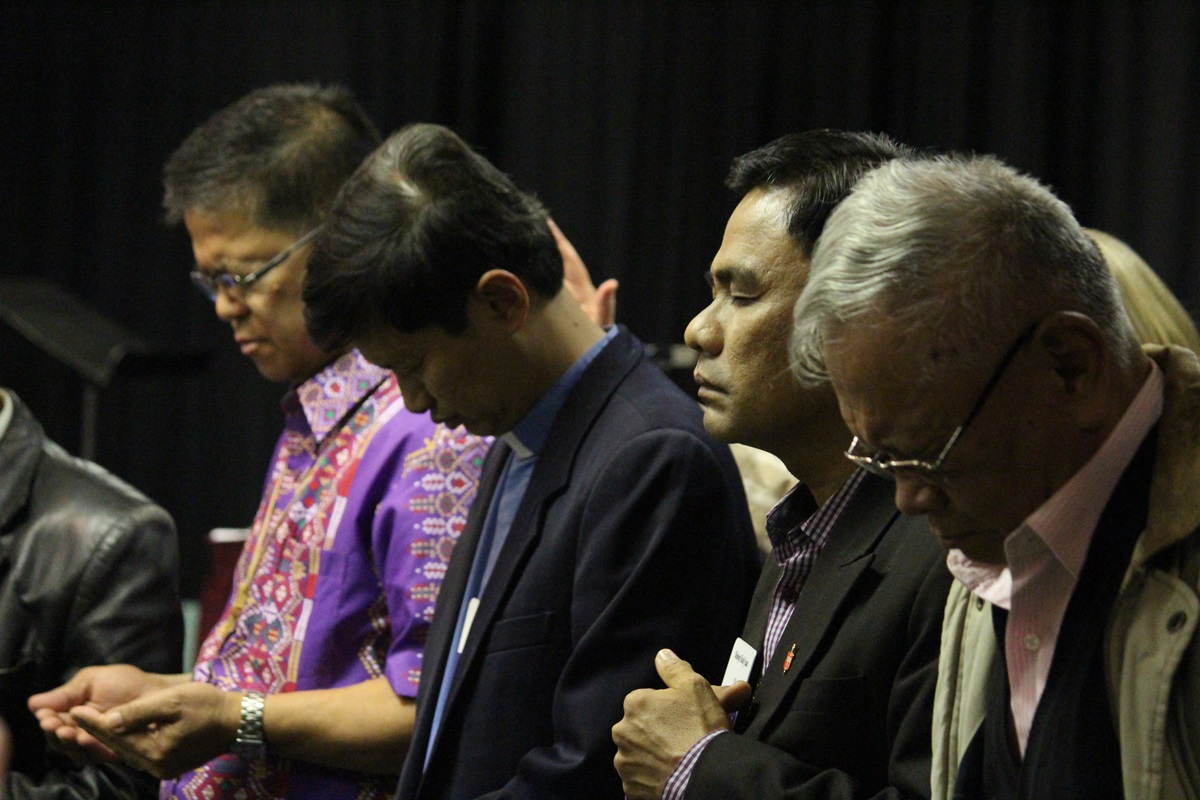 Los obispos filipinos Ciriaco Q. Francisco (izquierda), Pedro Torio Jr., Rodolfo A. Juan y Emerito Nacpil (retirado) oran durante una reunión en 2013 del Concilio de Obispos/as. En respuesta al coronavirus, los/as obispos/as activos pospusieron indefinidamente las sesiones de 17 conferencias anuales en Filipinas. Foto de archivo: Andrew Jensen.