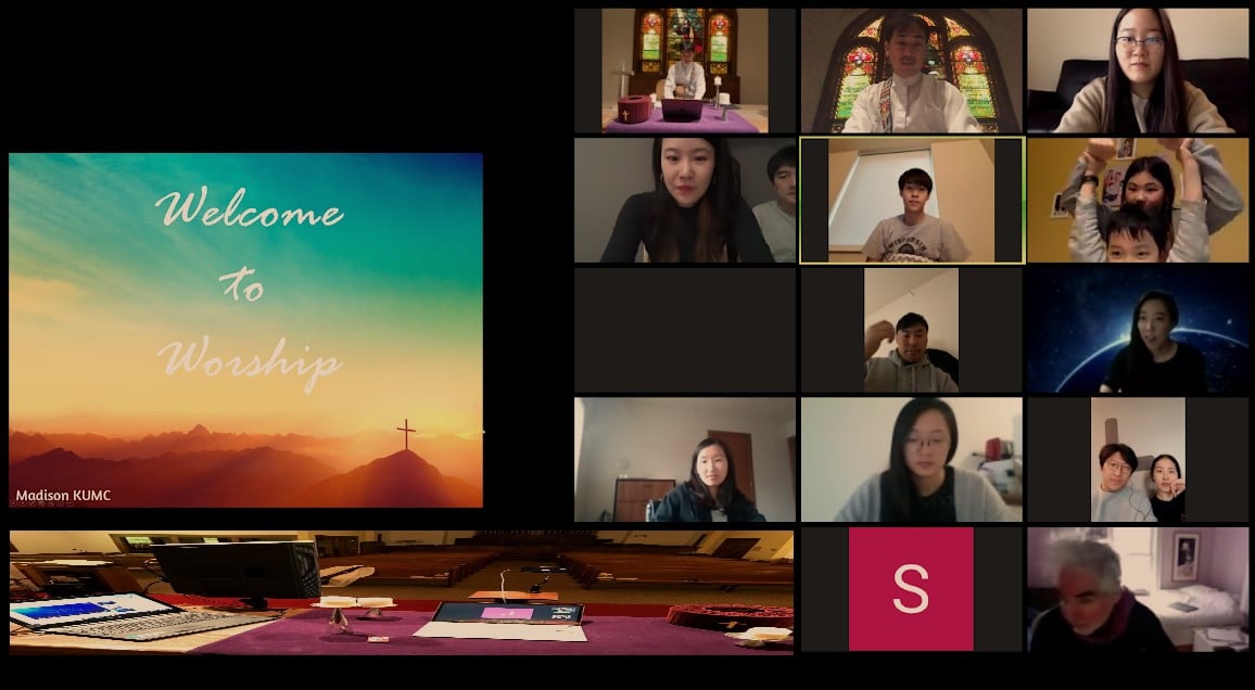 위스콘신주의 메디슨 한인연합감리교회(담임 한명훈 목사)의 주일 예배 모습이다. 사진 하단 왼쪽을 보면 목사님이 텅 빈 예배당에서 예배를 생중계하고, 교인들은 Zoom을 통해 함께 예배를 드리고 있다. 사진 제공, 한명훈 목사.  