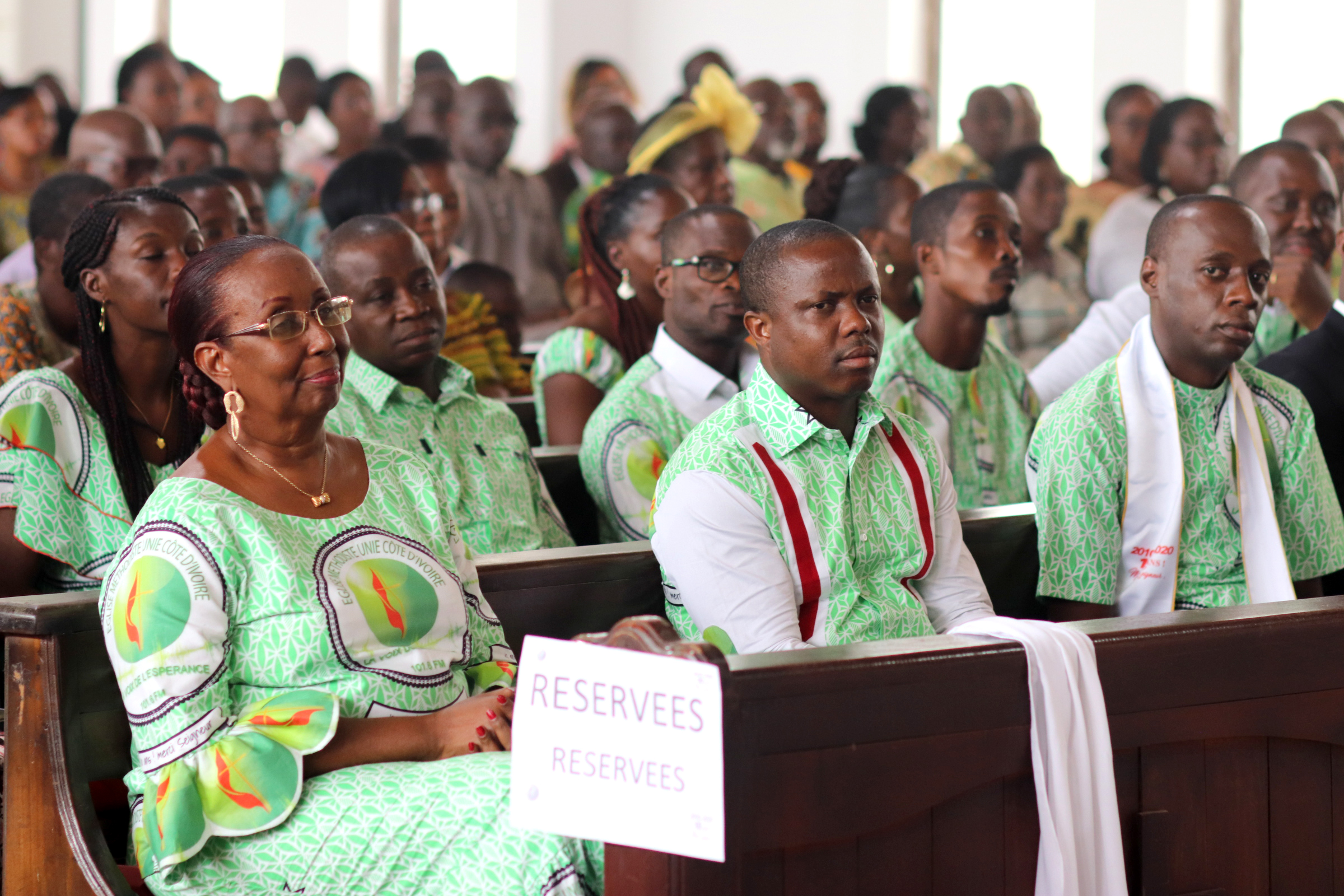 Le personnel de La Voix de l’Espérance assistant au culte de clôture des festivités marquant les 10 années d’existence de La Voix de l’Espérance le dimanche 15 mars 2020. De 5 personnes en 2010, cette radio fonctionne aujourd’hui 24/7 avec 25 jeunes dont la plupart est à sa première expérience dans le monde des médias. Photo de Isaac Broune, UM News.