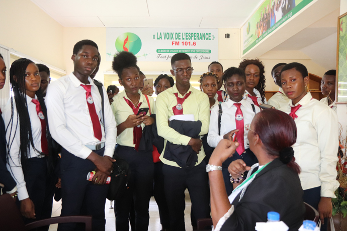 Madame Lydie Acquah, directrice de la Radio La Voix de l’Espérance, explique l’organisation et le fonctionnement d’une radio à des étudiants de l’Université Méthodiste de Cocody, Abidjan. Pendant les festivités marquant les 10 années d’existence de cette radio, La Voix de l’Espérance a organisé un colloque et une journée portes ouvertes pour le grand public. Photo de Isaac Broune, UM News.
