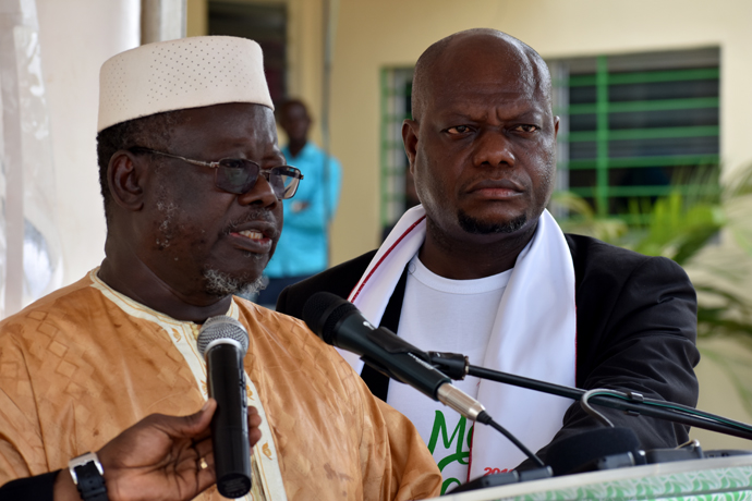 L’Imam El Hadj Cissé Djiguiba, président de l’Union des Médias confessionnelles de Côte d’Ivoire et directeur de la Radio musulmane Al Bayane, a salué l’organisation de La Voix de l’Espérance et le professionnalisme de ses animateurs lors du lancement des festivités marquant les 10 années d’existence de La Voix de l’Espérance le lundi 9 mars 2020. A ses côtés se trouve Franck-Elisée Beugré, chef d’antenne de La Voix de l’Espérance. Photo de Isaac Broune, UM News.