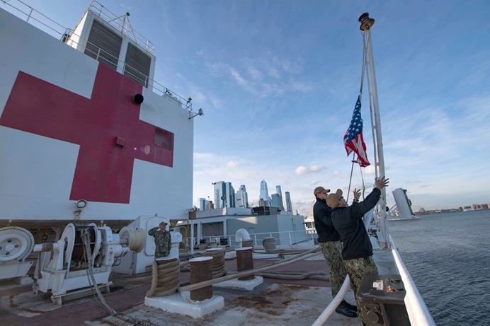 Los marineros en el buque hospital USNS Comfort elevan los colores mientras el barco está amarrado en el puerto de Nueva York en apoyo de los esfuerzos de respuesta COVID-19 de la nación. Los líderes metodistas unidos están pintando una imagen aleccionadora del impacto del coronavirus en Nueva York y Nueva Jersey. "Este es nuestro nuevo 11 de septiembre en Nueva York", dijo el obispo del área de Nueva York Thomas J. Bickerton. Foto cortesía de Sara Eshleman, Marina de los EE. UU. Los marineros en el buque hospital USNS Comfort elevan los colores mientras el barco está amarrado en el puerto de Nueva York en apoyo de los esfuerzos de respuesta COVID-19 de la nación. Los líderes metodistas unidos están pintando una imagen aleccionadora del impacto del coronavirus en Nueva York y Nueva Jersey. "Este es nuestro nuevo 11 de septiembre en Nueva York", dijo el obispo del área de Nueva York Thomas J. Bickerton. Foto cortesía de Sara Eshleman, Marina de los EE. UU.
