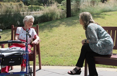 La Revda. Kellie Sanford (derecha) practica el distanciamiento social mientras visita a una residente de la comunidad CC Young Senior Living en Dallas. Sanford, pastora local con licencia en La Iglesia Metodista Unida, sirve como capellán en esta institución. Foto de Jennifer Griffin. La Revda. Kellie Sanford (derecha) practica el distanciamiento social mientras visita a una residente de la comunidad CC Young Senior Living en Dallas. Sanford, pastora local con licencia en La Iglesia Metodista Unida, sirve como capellán en esta institución. Foto de Jennifer Griffin.
