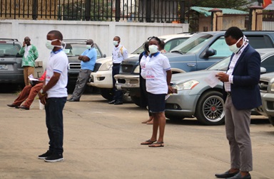 Les participants observent les nouvelles règles de la distanciation sociale lors du lancement de la campagne et la mise en place d’une force opérationnelle anti COVID-19 de l'Église Méthodiste Unie à Sinkor, au Liberia, près de Monrovia. Photo de E Julu Swen, UM News. Les participants observent les nouvelles règles de la distanciation sociale lors du lancement de la campagne et la mise en place d’une force opérationnelle anti COVID-19 de l'Église Méthodiste Unie à Sinkor, au Liberia, près de Monrovia. Photo de E Julu Swen, UM News.