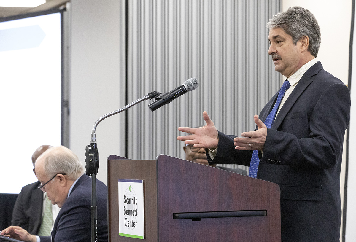 Rick King, director financiero de la agencia de finanzas de La Iglesia Metodista Unida, habla durante una reunión de la junta en marzo de 2020, celebrada en el Centro Scarritt Bennett en Nashville, Tennessee. La agencia está solicitando un préstamo para pequeñas empresas bajo la Ley CARES de los Estados Unidos. Foto de archivo de Kathleen Barry, Noticias MU.
