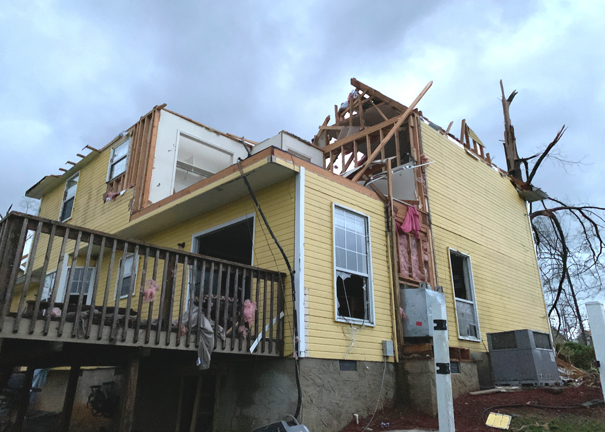 Los Farley, miembros de la Iglesia Metodista Unida del Primer Centenario en Chattanooga, Tennessee, publicaron "mensajes de angustia" en su página de Facebook después de que tormentas severas devastaran su hogar el 12 de abril. Troy Hamilton, pastor de jóvenes en la iglesia, condujo y luego caminó para encontrarse con ellos: "Fue glorioso ver una cara amiga y familiar". Foto de Troy Hamilton.