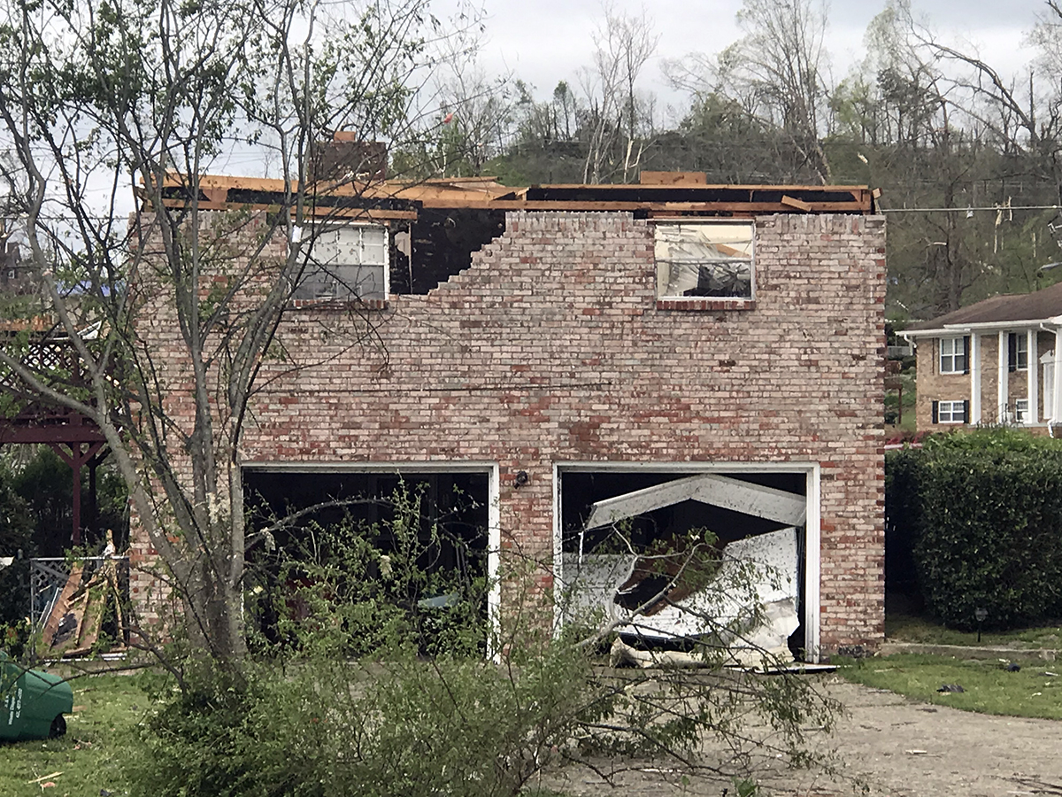El Rev. Adam McKee y Charlotte McKee viven en un hotel mientras se repara su casa, pero dijeron que muchas de las casas de sus vecinos (como se muestra en la imagen) fueron destruidas. Foto cortesía de la Conferencia Anual de Holston.
