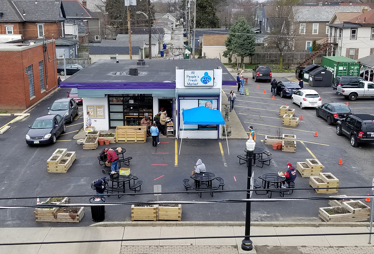 A Igreja Metodista Unida All People (para Todas as Pessoas), em Columbus, Ohio, adaptou seu ministério de alimentos durante o surto de COVID-19. As pessoas costumavam poder entrar no All People’s Fresh Market e retirar seus próprios bens, mas agora são convidadas a dirigir e os voluntários trazem caixas de comida para seus carros. Foto cortesia da Igreja Metodista Unida All People. 
