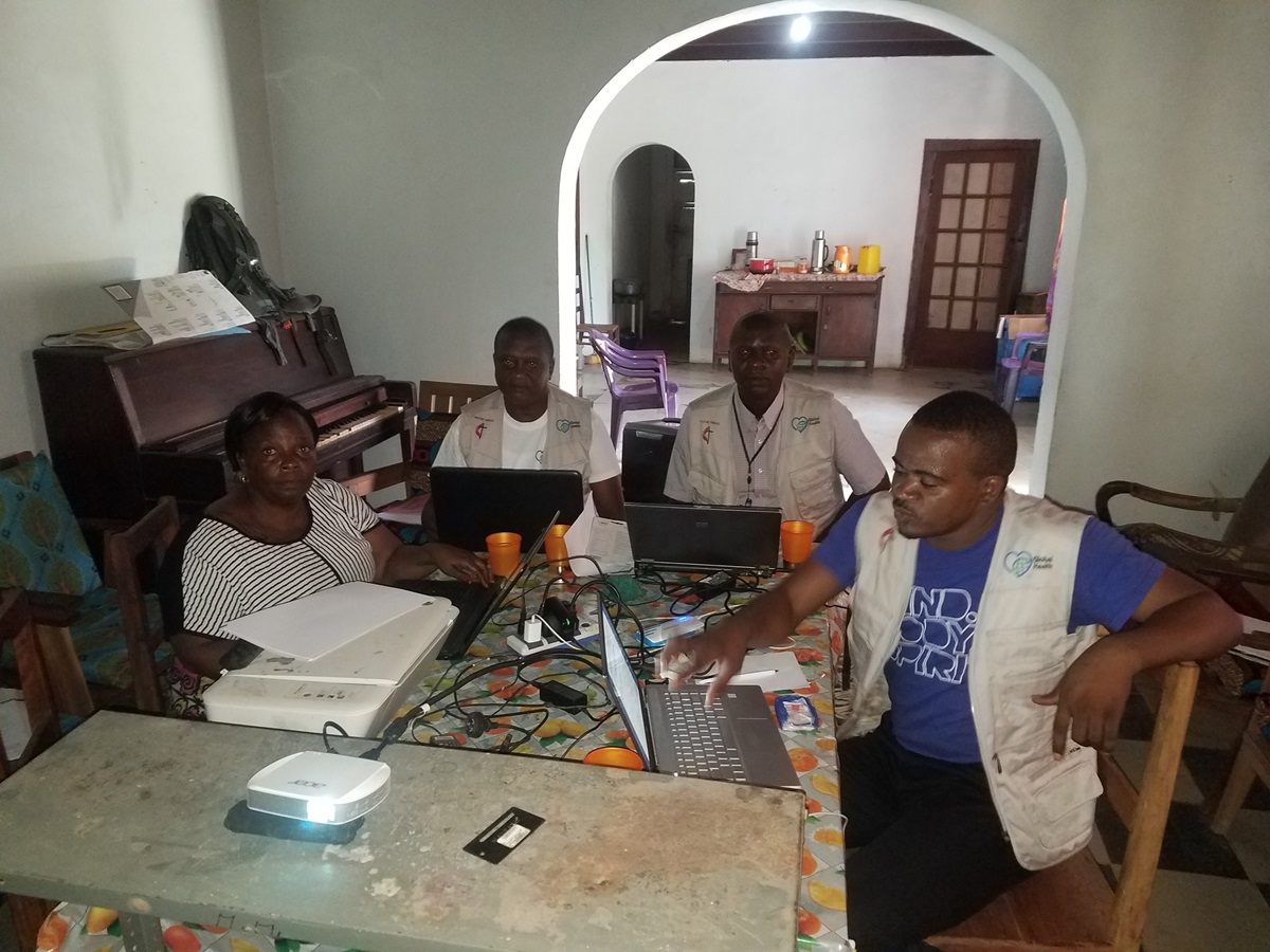 Dr. Samuel Longanga Lenga, (à droite), coordonnateur de Imagine No malaria (INM) se réunit avec les superviseurs des conférences annuelles Wembo nyama et Diengenga en vue d’améliorer les données statistiques des établissements de santé. Global Health est un programme de renforcement du système de santé dans la Région Épiscopale du Congo Central. Dr. Samuel Longanga Lenga, (à droite), coordonnateur de Imagine No malaria (INM) se réunit avec les superviseurs des conférences annuelles Wembo nyama et Diengenga en vue d’améliorer les données statistiques des établissements de santé. Global Health est un programme de renforcement du système de santé dans la Région Épiscopale du Congo Central.