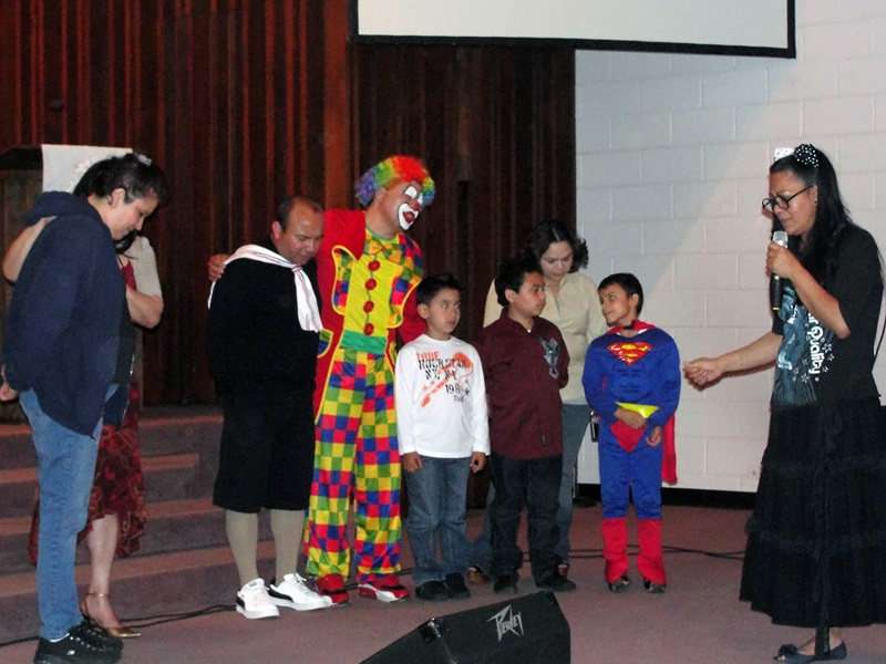 El Pastor Rafael Luna era reconocido entre sus colegas y el liderato de la Conferencia Anual de Sky Mountain, como una persona apasionada y comprometida con el ministerio. En la foto vestido de payaso durante una actividad especial con niños de la congregación. Foto cortesía de la familia Luna.