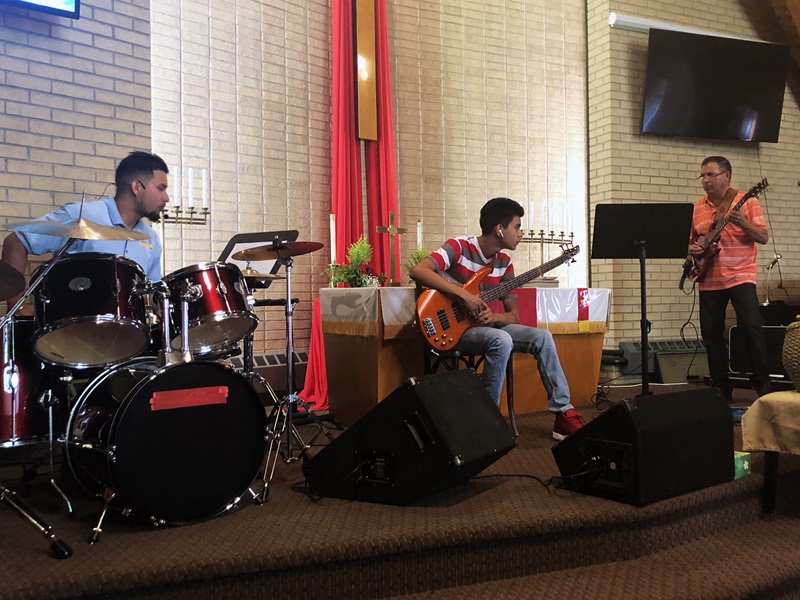 El talento por la música lo compartió con sus hijos Rafael Jr.(izquierda) y Juan Pedro (centro) , a quienes enseñó a tocar varios instrumentos, para integrar el grupo de alabanza de la iglesia. Foto cortesía de la familia Luna.