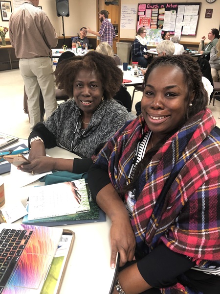La Revda. Crystal Paul Watson, de Nueva York, y su madre, Lavanda Paul, de Alabama, asisten juntas al entrenamiento “EarthKeepers” en agosto de 2019 en Chicago. Foto cortesía de Crystal Paul Watson.
