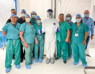 El equipo médico de emergencias del Hospital Indígena Shiprock en Shiprock, Nuevo México, modela los trajes Tyvek y las máscaras N95 donadas por el Equipo de Respuesta Temprana de la Conferencia Anual Desierto del Suroeste. El hospital atiende la Nación Navajo, que tiene más de 1.100 casos confirmados del COVID-19. Foto cortesía de Gail Ringelberg. El equipo médico de emergencias del Hospital Indígena Shiprock en Shiprock, Nuevo México, modela los trajes Tyvek y las máscaras N95 donadas por el Equipo de Respuesta Temprana de la Conferencia Anual Desierto del Suroeste. El hospital atiende la Nación Navajo, que tiene más de 1.100 casos confirmados del COVID-19. Foto cortesía de Gail Ringelberg.