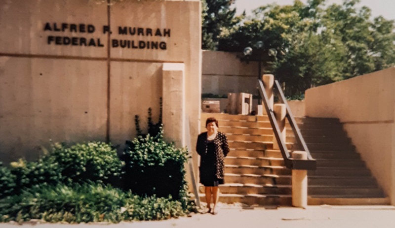 Anne Marshall em frente ao Edifício Federal Alfred P. Murrah, centro do ataque terrorista de 1995. Marshall é um membro ativo da Igreja Metodista Unida de Wewoka na Conferência Indígena Missionária Anual de Oklahoma. Ela é uma delegada da Conferência Geral Metodista Unida de 2021. Foto cortesia da Conferência Anual Missionária Indígena de Oklahoma