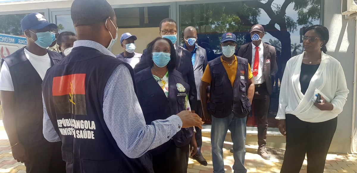 La Dra. Sílvia Lutucuta, ministra de salud de Angola (centro izquierda), encabeza una delegación del ministerio de salud en el campus de Cacuaco de la Universidad Metodista de Angola, que se utilizará como centro de pruebas y tratamiento para el COVID-19. Foto de Orlando da Cruz, Noticias MU. La Dra. Sílvia Lutucuta, ministra de salud de Angola (centro izquierda), encabeza una delegación del ministerio de salud en el campus de Cacuaco de la Universidad Metodista de Angola, que se utilizará como centro de pruebas y tratamiento para el COVID-19. Foto de Orlando da Cruz, Noticias MU.