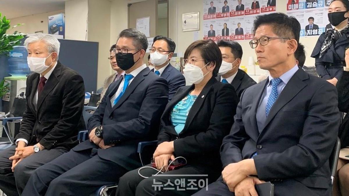 21대 총선에 나선 기독자유통일당이 선거 결과를 지켜보고 있다.” 사진 출처, 여운송, 뉴스앤조이. 