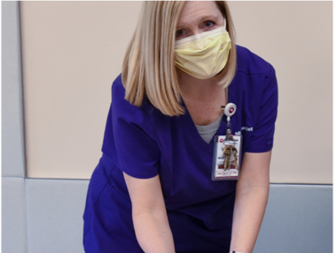 La dietista asociada Mary Karen Dixon, adaptó un patrón para fabricar batas aislantes en casa con láminas de plástico. Foto cortesía del Sistema de Salud Metodista Le Bonheur.