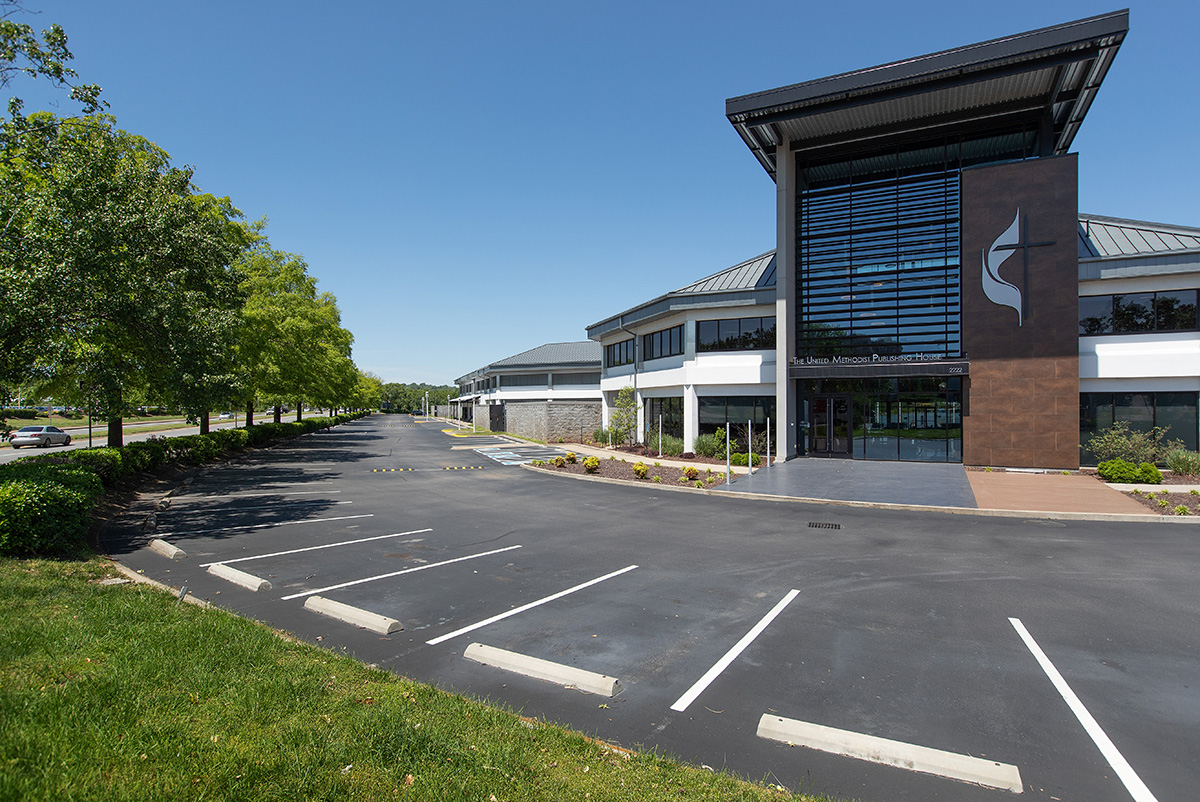 El estacionamiento de la Casa de Publicaciones Metodista Unida en Nashville, estado de Tennessee, se encuentra vacío al mediodía del viernes 1 de mayo de 2020. La agencia anunció que despedirá a casi una cuarta parte de su personal, en parte debido a la disminución de las ventas a raíz de la epidemia de coronavirus. Foto de Mike DuBose, Noticias MU.