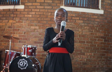Britney Sadete, dix ans, se produit à l'église Méthodiste Unie de Cranborne à Harare, au Zimbabwe, lors du festival annuel « L’Eglise Méthodiste Unie A Un Talent », organisé dans la Région épiscopale du Zimbabwe, le 28 juillet 2019. Britney, qui a remporté la première place dans la catégorie des moins de 12 ans et la deuxième place au classement général, a récemment sorti son premier album. Photo de Kudzai Chingwe, UM News. Britney Sadete, dix ans, se produit à l'église Méthodiste Unie de Cranborne à Harare, au Zimbabwe, lors du festival annuel « L’Eglise Méthodiste Unie A Un Talent », organisé dans la Région épiscopale du Zimbabwe, le 28 juillet 2019. Britney, qui a remporté la première place dans la catégorie des moins de 12 ans et la deuxième place au classement général, a récemment sorti son premier album. Photo de Kudzai Chingwe, UM News.