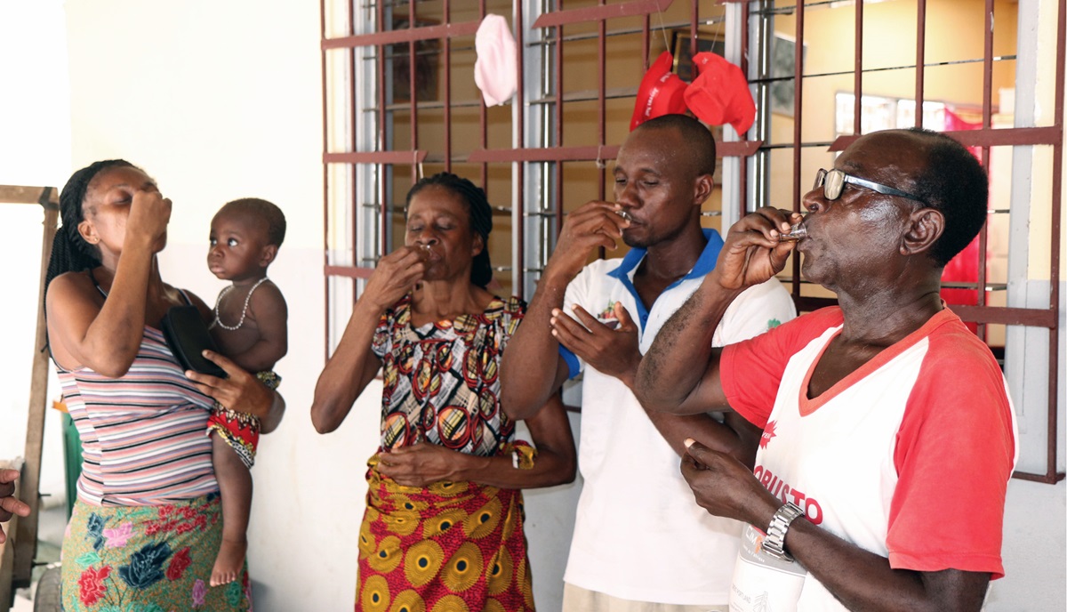 La famille Ohouo (à partir de la gauche, Appolos, Fabrice, Chiadon et Chantal) de l'église Méthodiste Unie Béthel- Quartier Eléphant participe à la Sainte Cène pendant un culte à domicile. Bien que les églises soient fermées à cause de la pandémie du COVID-19, les membres organisent des cultes à domicile avec les ressources fournies par leurs pasteurs. Photo de John Mel, UM News. La famille Ohouo (à partir de la gauche, Appolos, Fabrice, Chiadon et Chantal) de l'église Méthodiste Unie Béthel- Quartier Eléphant participe à la Sainte Cène pendant un culte à domicile. Bien que les églises soient fermées à cause de la pandémie du COVID-19, les membres organisent des cultes à domicile avec les ressources fournies par leurs pasteurs. Photo de John Mel, UM News.
