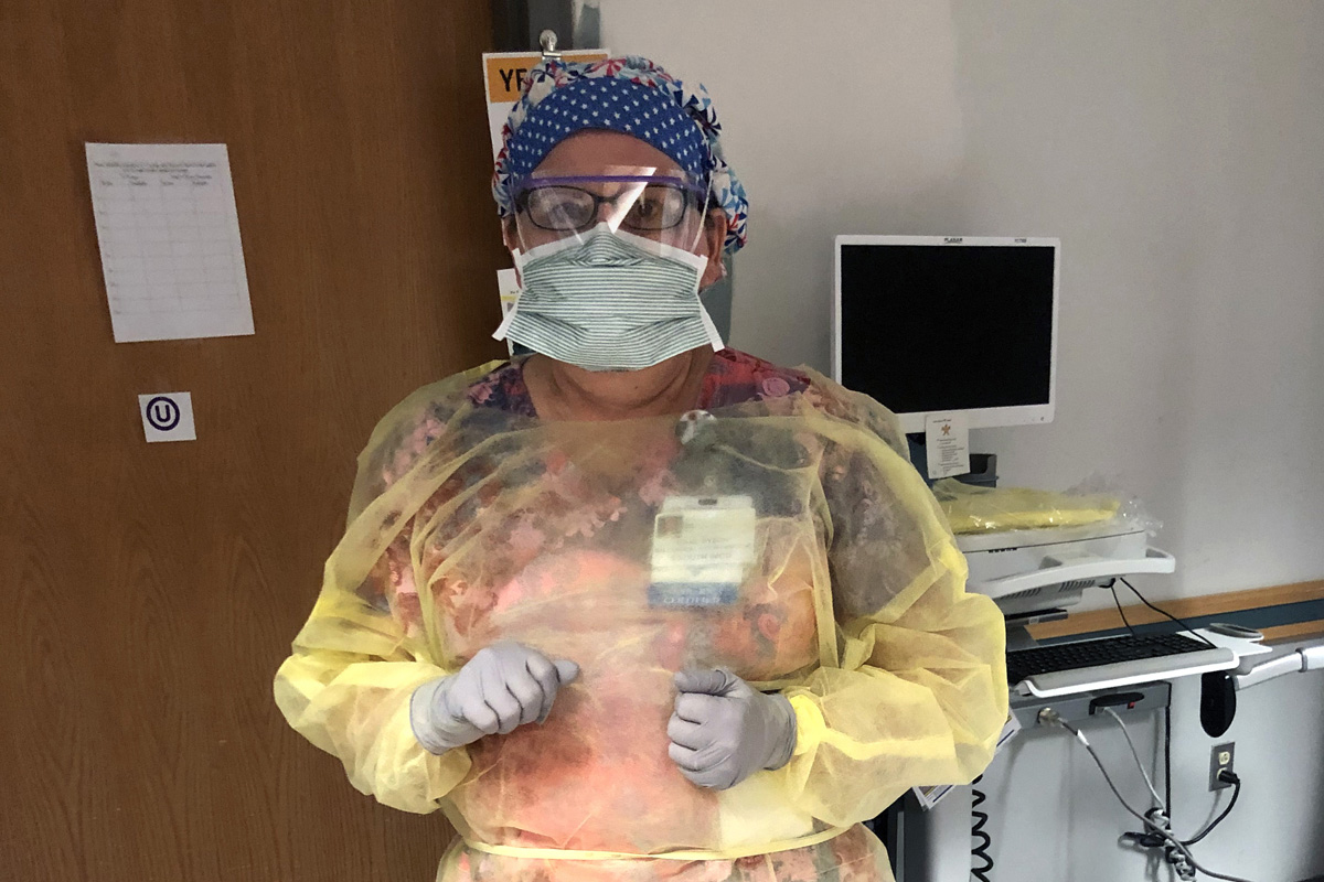 A Revda. Diane Dyson em plena atividade como enfermeira do hospital, cuidando de pacientes com COVID-19. Dyson é uma diaconisa Metodista Unida e diz que sua formação no clero a ajudou a ser uma melhor ouvinte como enfermeira. Foto cedida por Diane Dyson.