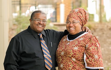Leonardo Garcia y Cleivy Benitez son ministros/as ordenados/as y medicos/as de profesión de origen cubano, que sirven en la misión de Quéssua, al oriente de Angola desde 2011. Foto cortesia familia García-Benítez. Leonardo Garcia y Cleivy Benitez son ministros/as ordenados/as y medicos/as de profesión de origen cubano, que sirven en la misión de Quéssua, al oriente de Angola desde 2011. Foto cortesia familia García-Benítez.