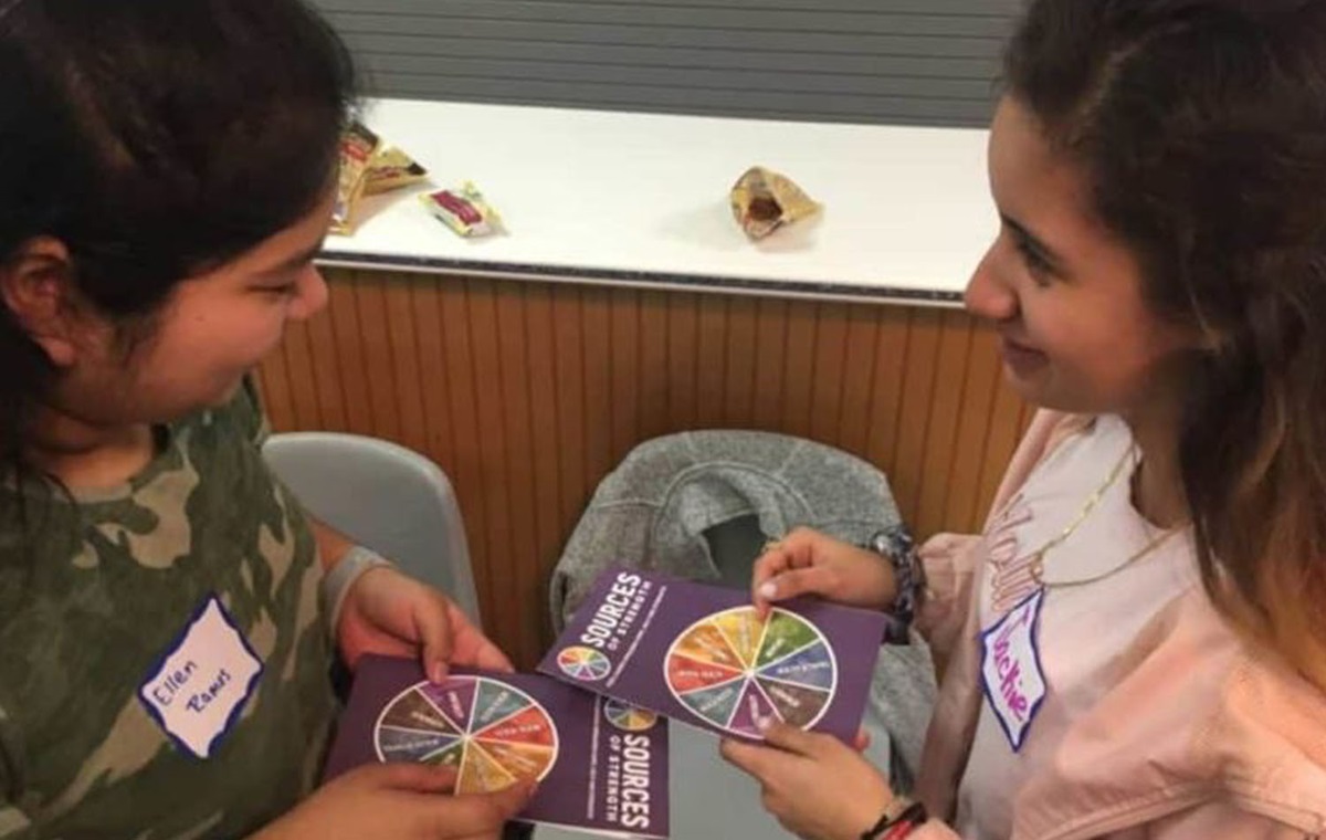 Estudiantes de la Escuela Intermedia North Davie en Mocksville identifican sus fuentes de fortaleza como parte de un programa de prevención del suicidio que creó la Iglesia Metodista Unida Smith Grove. El cierre de escuelas debido a COVID-19 ha llevado a la iglesia a contratar a un consejero remoto para apoyar a las familias. Foto cortesía Caroline Parker,  EducationNC. Estudiantes de la Escuela Intermedia North Davie en Mocksville identifican sus fuentes de fortaleza como parte de un programa de prevención del suicidio que creó la Iglesia Metodista Unida Smith Grove. El cierre de escuelas debido a COVID-19 ha llevado a la iglesia a contratar a un consejero remoto para apoyar a las familias. Foto cortesía Caroline Parker,  EducationNC.