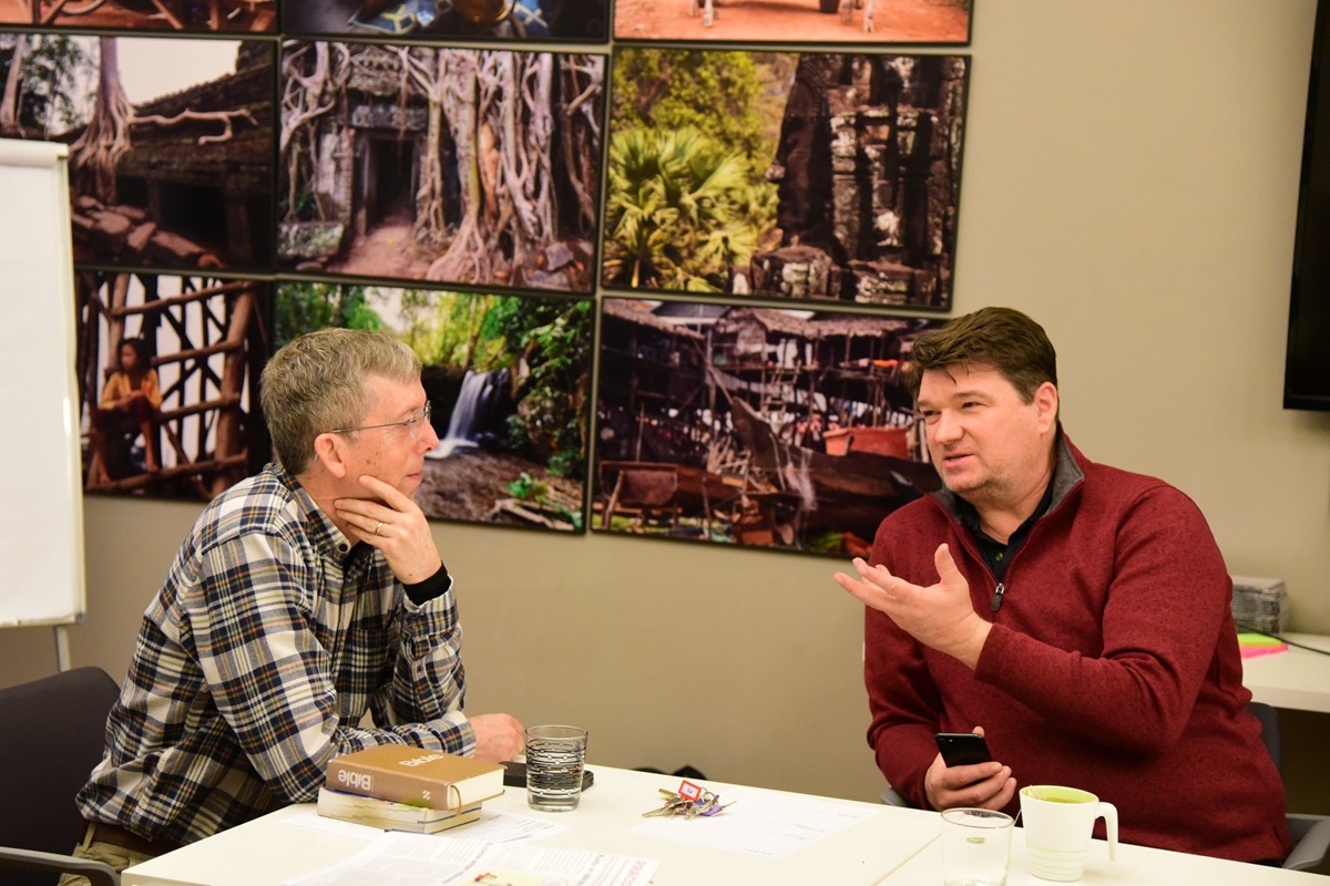 O Rev. Mark Hicks (à direita) conversa com o Rev. Bill Seagren durante uma reunião de pastores metodistas unidos em Praga, em fevereiro de 2020. Foto cedida pela Conferência Anual de Holston. O Rev. Mark Hicks (à direita) conversa com o Rev. Bill Seagren durante uma reunião de pastores metodistas unidos em Praga, em fevereiro de 2020. Foto cedida pela Conferência Anual de Holston.