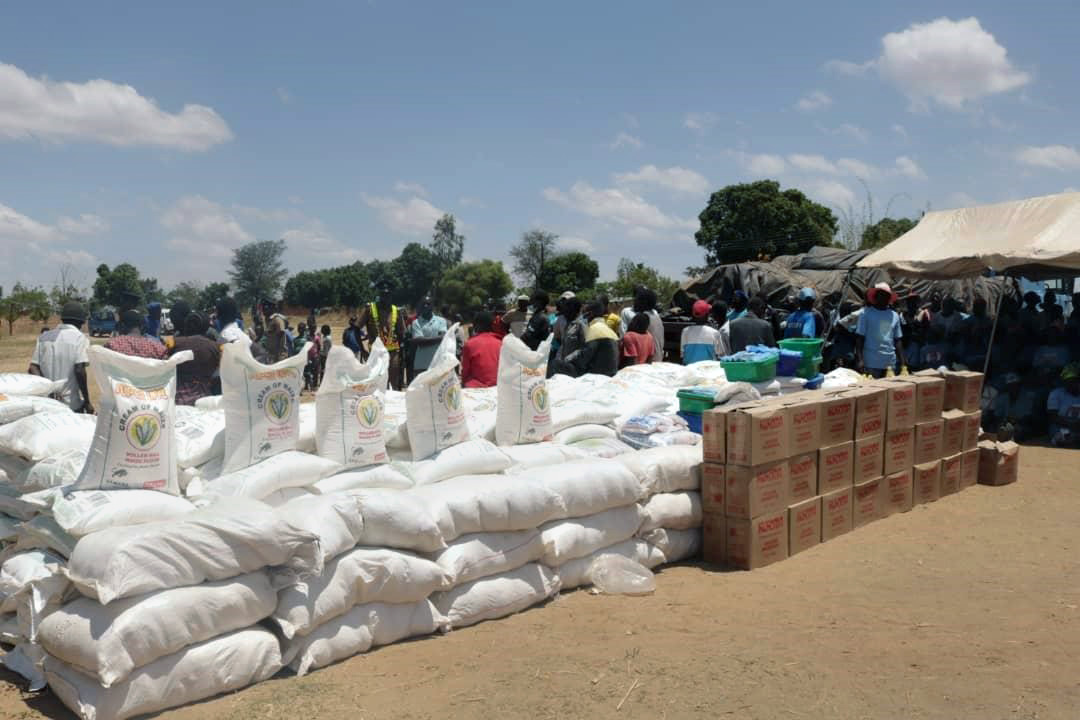 Des paniers de nourriture sont distribués aux survivants du cyclone Idai à Ntcheu, au Malawi. L'Église Méthodiste Unie continue d'aider les villages reculés de la région dans le cadre de la pandémie à COVID-19. Photo de Francis Nkhoma, UM News.