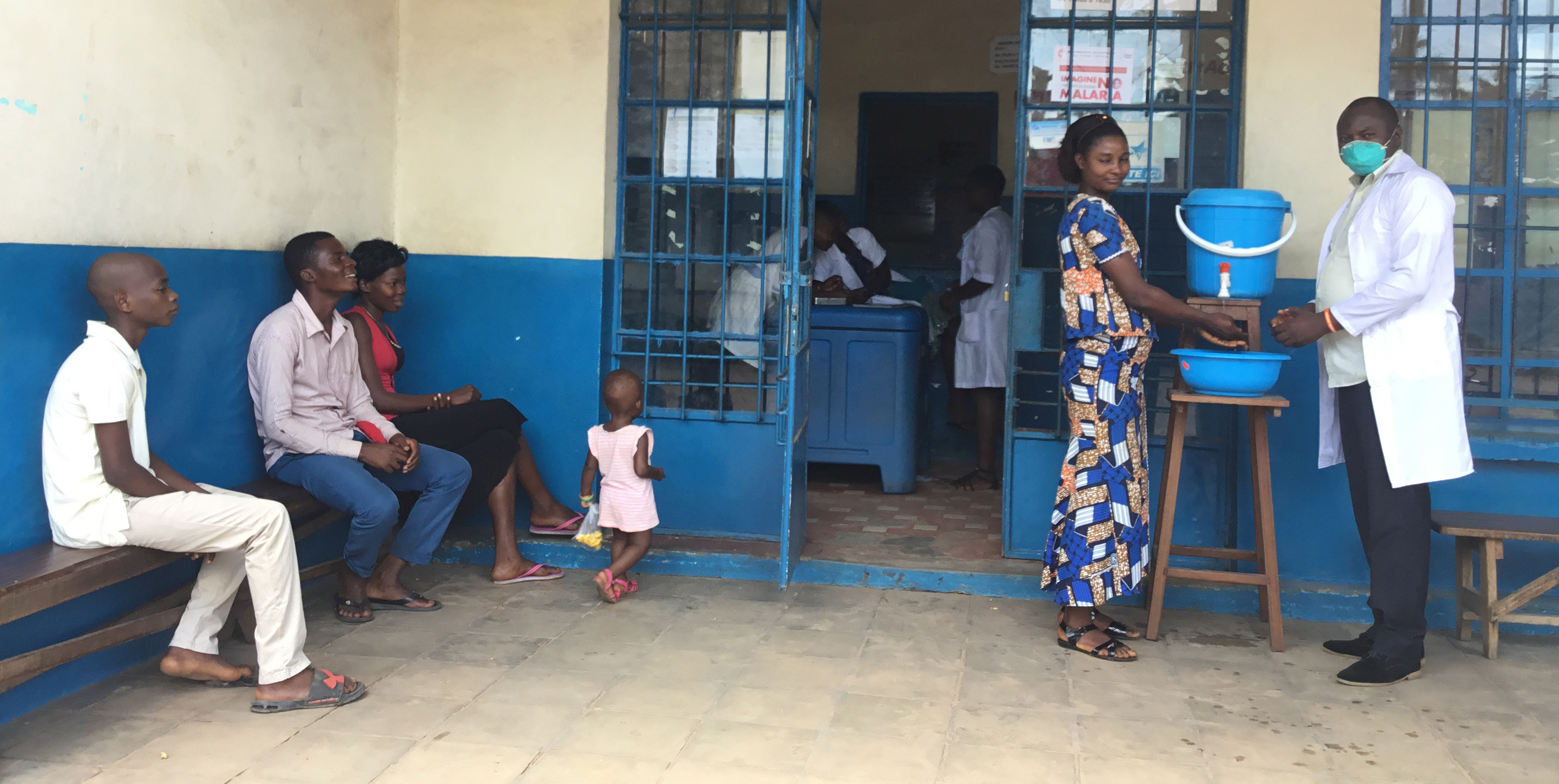 Le Médecin Directeur Dr. Tshimanga Liévin apprend à une stagiaire à se laver correctement les mains. L’Eglise Méthodiste Unie sensibilise les communautés locales sur l’importance de l’observation des mesures barrières pour freiner l’expansion du Coronavirus. Photo de Serge Mukendi.