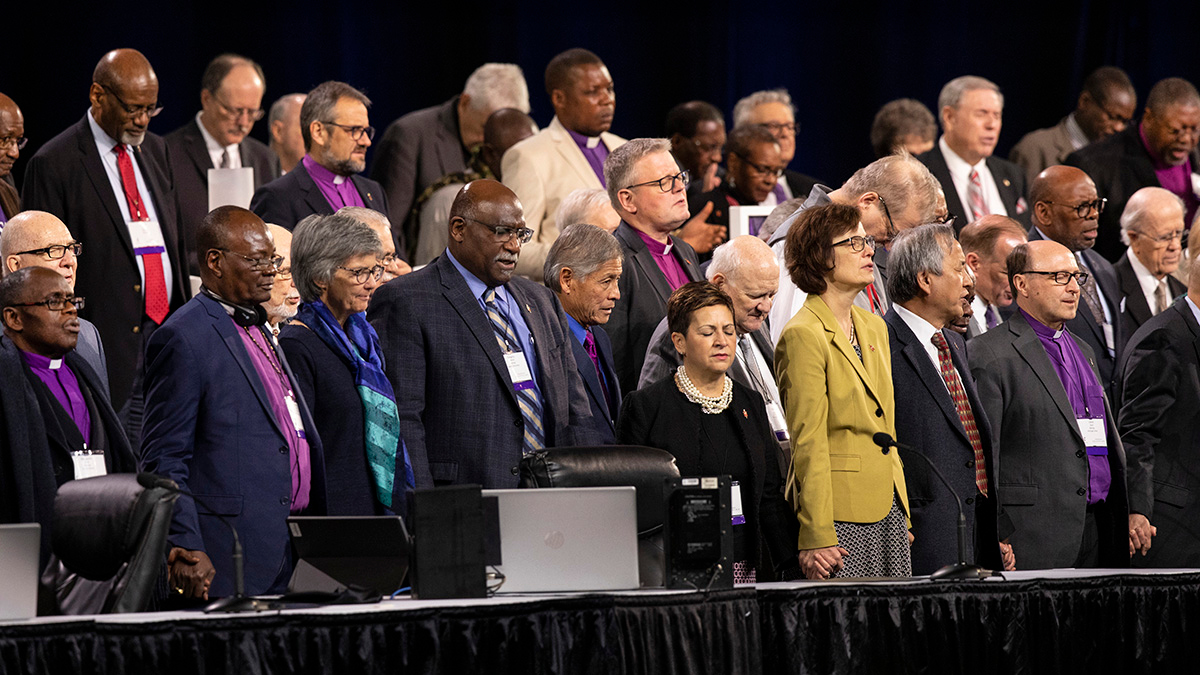 Les évêques se tiennent la main pendant la prière lors de la Conférence Générale de 2019 de l’Eglise Méthodiste Unie à Saint-Louis. Dans la plupart des cas, les évêques qui avaient prévu de prendre leur retraite cette année ou au début de l’année prochaine restent jusqu’à ce que de nouvelles élections épiscopales puissent être organisées. Photo d’archives de Kathleen Barry, UM News. Les évêques se tiennent la main pendant la prière lors de la Conférence Générale de 2019 de l’Eglise Méthodiste Unie à Saint-Louis. Dans la plupart des cas, les évêques qui avaient prévu de prendre leur retraite cette année ou au début de l’année prochaine restent jusqu’à ce que de nouvelles élections épiscopales puissent être organisées. Photo d’archives de Kathleen Barry, UM News.