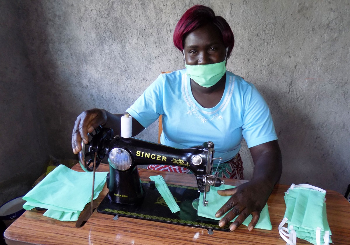 La pasteure Ruth Mwangi coud des masques de visage à l’église Méthodiste Unie de Sogunoi, une église rurale affiliée à l’église Méthodiste Unie Trinity à Gilgil, au Kenya. Photo de Faith Wanjiru, UM News. La pasteure Ruth Mwangi coud des masques de visage à l’église Méthodiste Unie de Sogunoi, une église rurale affiliée à l’église Méthodiste Unie Trinity à Gilgil, au Kenya. Photo de Faith Wanjiru, UM News.