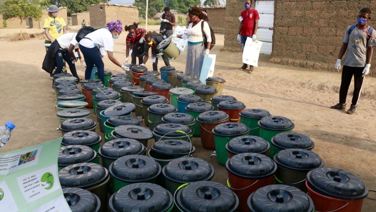 Mais de 1000 baldes prontos para serem distribuídos às populações. Malange, foto de João Nhanga.