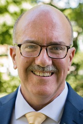 O Rev. Christopher P. Momany.  Foto de Kristen Schell. O Rev. Christopher P. Momany.  Foto de Kristen Schell.