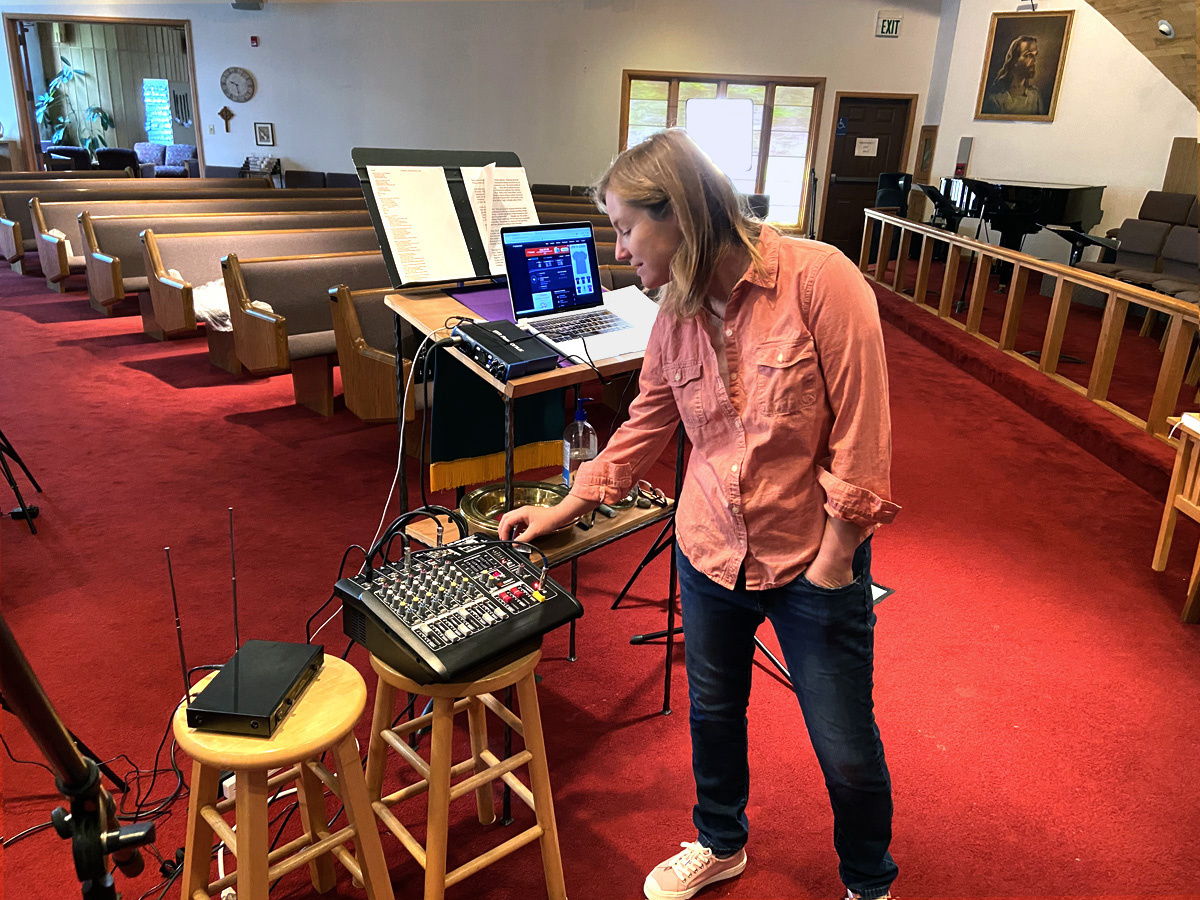 Molly Fiore, pastor da Igreja Metodista Unida de Eagle Valley, em Eagle, Colorado, verifica os controles em uma placa de áudio perto do púlpito da igreja. Com as igrejas fechadas devido ao coronavírus, os trabalhadores e pastores de tecnologia da informação tiveram que desenvolver seu jogo tecnológico para se conectar às congregações. Foto por Matt Miller, cortesia da Igreja Metodista Unida de Eagle Valley. Molly Fiore, pastor da Igreja Metodista Unida de Eagle Valley, em Eagle, Colorado, verifica os controles em uma placa de áudio perto do púlpito da igreja. Com as igrejas fechadas devido ao coronavírus, os trabalhadores e pastores de tecnologia da informação tiveram que desenvolver seu jogo tecnológico para se conectar às congregações. Foto por Matt Miller, cortesia da Igreja Metodista Unida de Eagle Valley.
