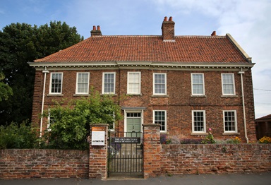 La Antigua Rectoría en Epworth, Inglaterra fue construida en 1709 después del "Gran Incendio" y fue el hogar de Juan y Charles Wesley junto con sus padres y hermanos. Foto de Kathleen Barry, Comunicaciones Metodistas Unidas.