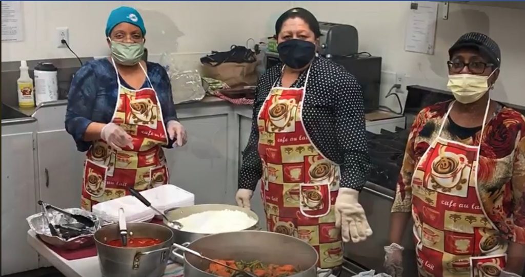 Voluntarias preparando alimento para familias necesitadas inspiradas por las escrituras: “Porque tuve hambre y ustedes me dieron de comer; tuve sed y me dieron de beber, fui forastero y me dieron alojamiento” Mateo 25:35 (NVI). Foto cortesía de la Conferencia Anual Ampliada de Nueva Jersey. Voluntarias preparando alimento para familias necesitadas inspiradas por las escrituras: “Porque tuve hambre y ustedes me dieron de comer; tuve sed y me dieron de beber, fui forastero y me dieron alojamiento” Mateo 25:35 (NVI). Foto cortesía de la Conferencia Anual Ampliada de Nueva Jersey.