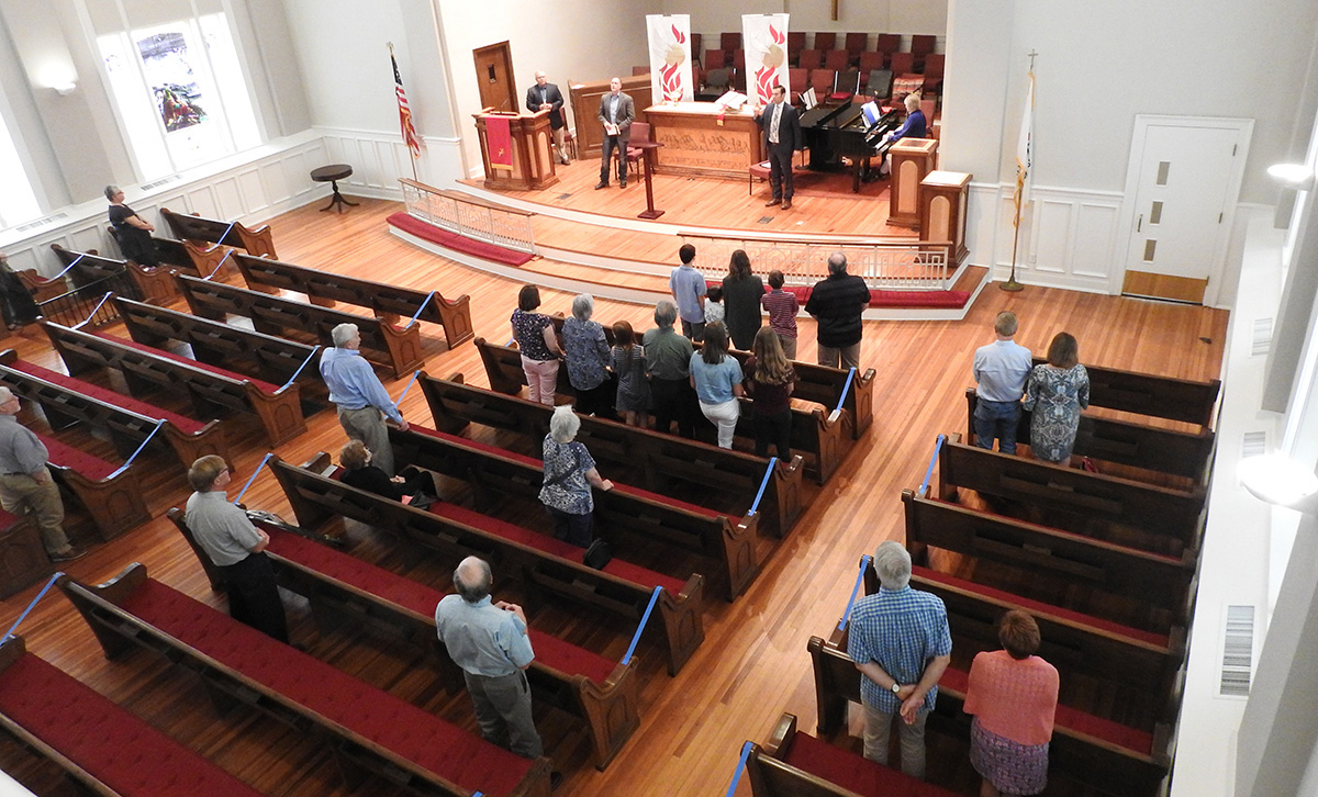 El 14 de junio se reanudaron los servicios de adoración en persona en el santuario de la Primera Iglesia Metodista Unida Sulphur Springs, Texas, aplicando las restricciones para ocupar los bancos y otras medidas de seguridad relacionadas con la pandemia del COVID-19. El 8 de marzo tuvieron el último servicio en persona antes de la pandemia. Foto de Sam Hodges, Noticias MU. El 14 de junio se reanudaron los servicios de adoración en persona en el santuario de la Primera Iglesia Metodista Unida Sulphur Springs, Texas, aplicando las restricciones para ocupar los bancos y otras medidas de seguridad relacionadas con la pandemia del COVID-19. El 8 de marzo tuvieron el último servicio en persona antes de la pandemia. Foto de Sam Hodges, Noticias MU.