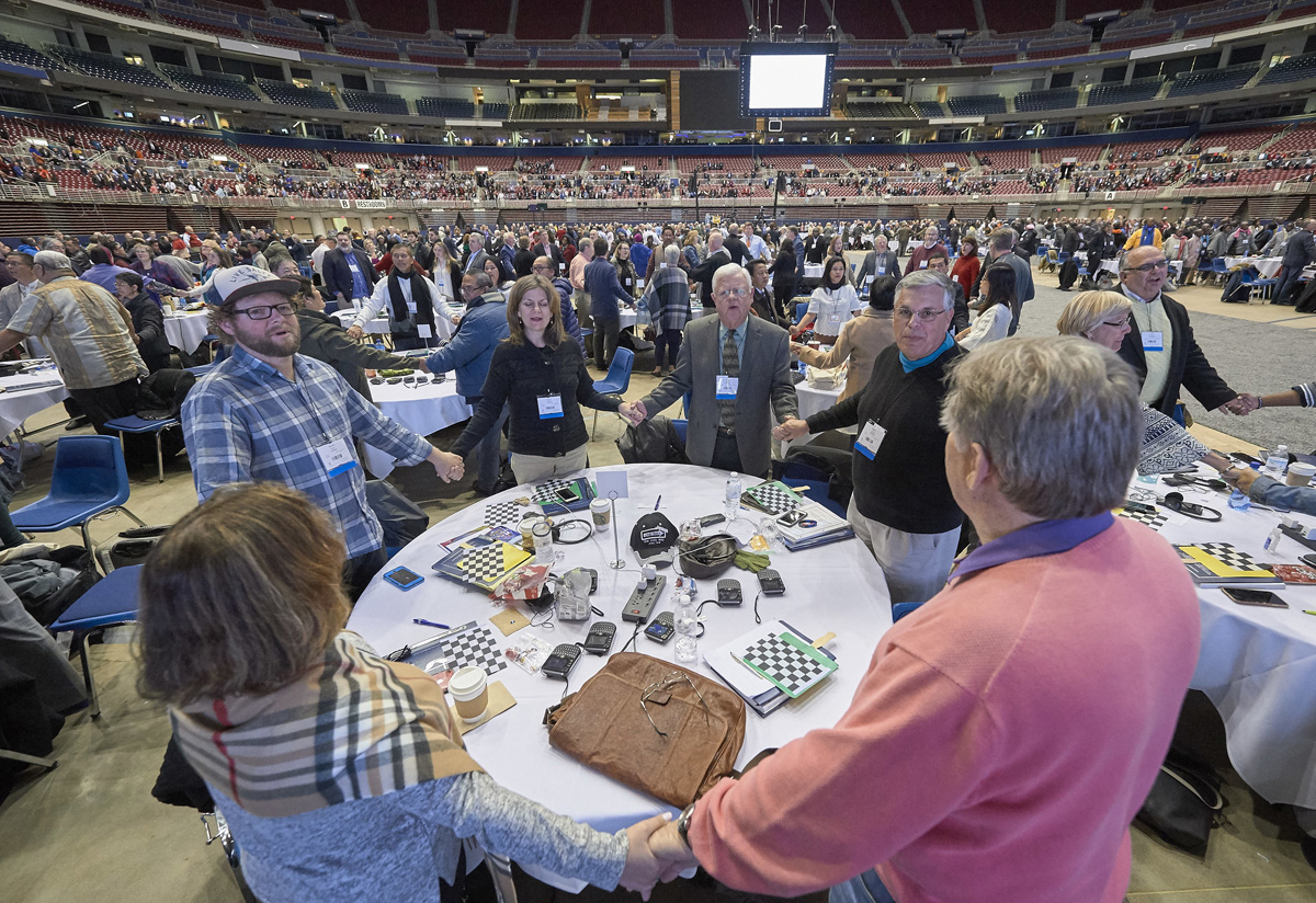 Os delegados dão as mãos e oram em 23 de fevereiro de 2019, no plenário de abertura da sessão extraordinária da Conferência Geral realizada em St. Louis. Foto de arquivo de Paul Jeffrey, Notícias MU. Os delegados dão as mãos e oram em 23 de fevereiro de 2019, no plenário de abertura da sessão extraordinária da Conferência Geral realizada em St. Louis. Foto de arquivo de Paul Jeffrey, Notícias MU.