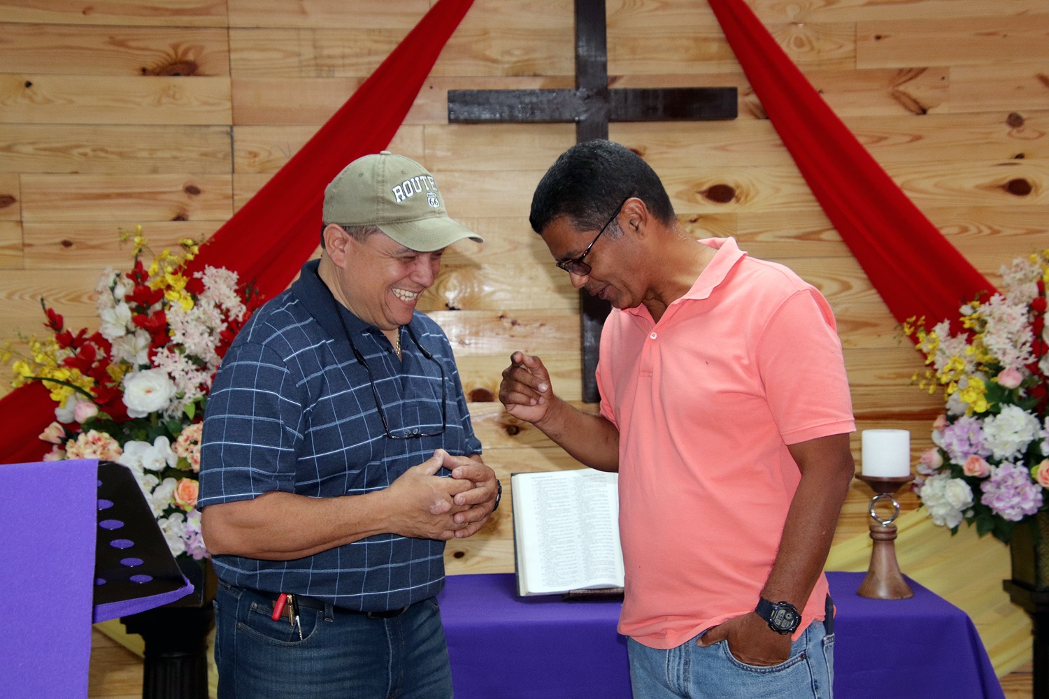 O membro Francisco Rangel (à esquerda) e o Rev. Angel Santiago alcançam um espaço de armazém que foi convertido no novo santuário da Primeira Igreja Metodista da Ressurreição em Ponce, Porto Rico, depois que danos causados por terremotos forçaram o fechamento do santuário da congregação a um quarteirão de distância. Foto por Tita Parham, FUMF.
