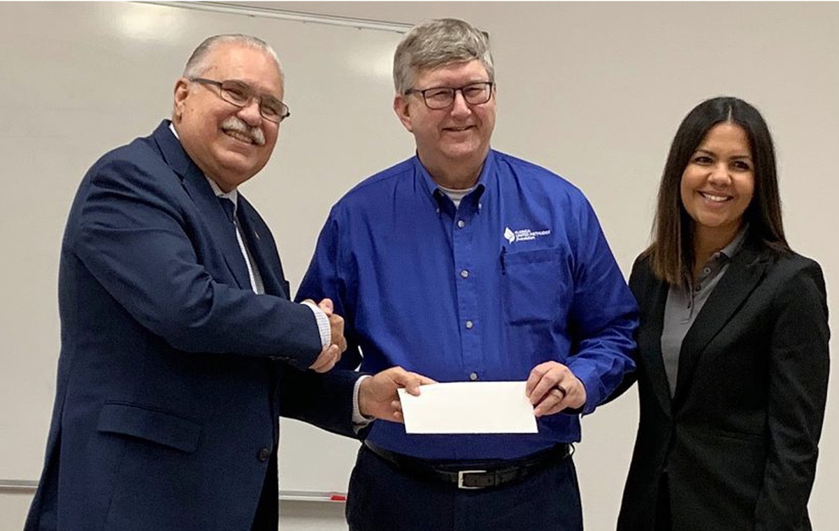 O reverendo Mark Becker (centro) apresenta um cheque de US $ 50.000 ao bispo Hector F. Ortiz, líder episcopal da Igreja Metodista de Porto Rico, e Glorymar Rivera-Báez, diretor do programa de recuperação de desastres do Rebuilding Communities with Hope (REHACE). Os fundos ajudarão a REHACE a fornecer gerenciamento de casos e terapia de cuidados emocionais aos porto-riquenhos afetados pelos terremotos. Foto por Tita Parham, FUMF. O reverendo Mark Becker (centro) apresenta um cheque de US $ 50.000 ao bispo Hector F. Ortiz, líder episcopal da Igreja Metodista de Porto Rico, e Glorymar Rivera-Báez, diretor do programa de recuperação de desastres do Rebuilding Communities with Hope (REHACE). Os fundos ajudarão a REHACE a fornecer gerenciamento de casos e terapia de cuidados emocionais aos porto-riquenhos afetados pelos terremotos. Foto por Tita Parham, FUMF.