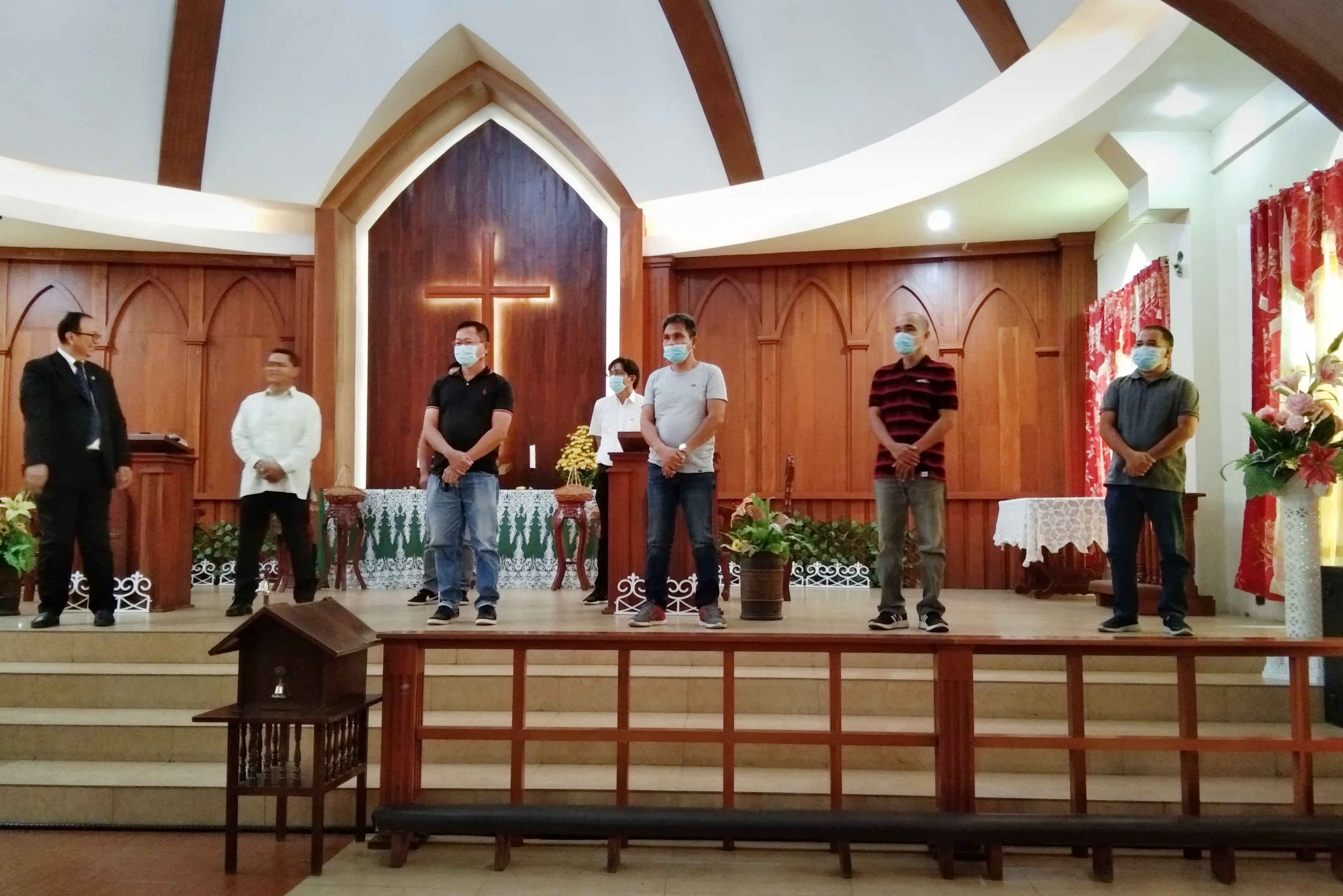 The Rev. Noel Alfonso honors fathers during a Father’s Day service June 21 at Munoz United Methodist Church in Nueva Ecija, Philippines. Churches in North and South Cotabato in Mindanao and Nueva Ecija in Luzon were among those allowed to reopen under modified guidelines to stop the spread of the coronavirus. Photo courtesy of the Rev. Noel Alfonso.