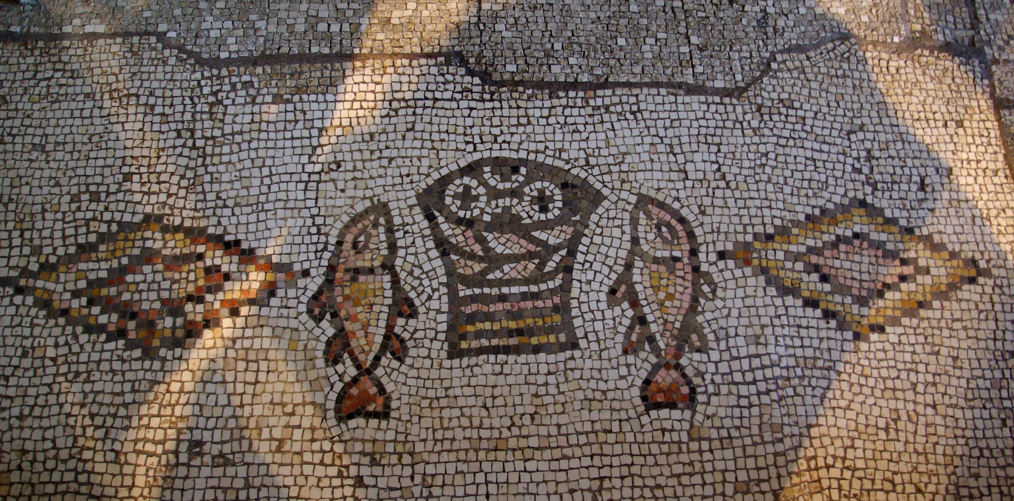 물고기와 빵 모자이크. 오병이어 기적의 교회, 벳사이다 지역의 타브하. 사진, 야엘 알레프 2007