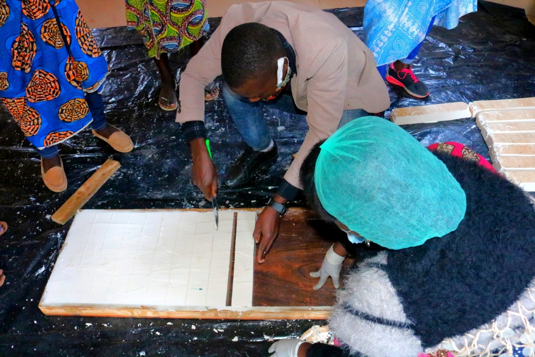 No Combate A Pobreza E Pandemia Angola Leste Produz Sabao Caseiro United Methodist News Service