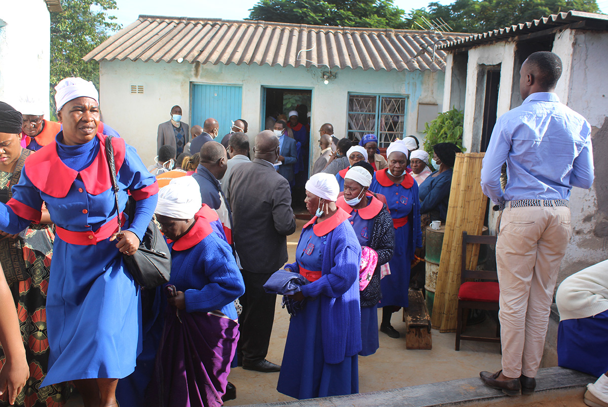 Dozens gather for the burial of the Rev. Themba Siwela of Gutu Mupandawana Circuit Masvingo District. Many did not wear face masks or maintain social distancing. Photo by Kudzai Chingwe, UM News.