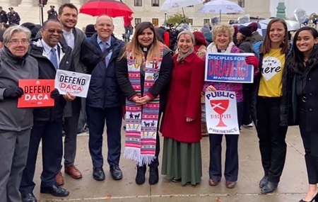 Las Pastora Cassy Núñez, junto con otros/as líderes laicos/as y clericales de La Iglesia Metodista Unida (IMU) y de otras denominaciones, en una manifestación en favor de mantenimiento del programa DACA en la ciudad de Washington en noviembre de 2019. Foto cortesía de la Pastora Cassy Núńez.