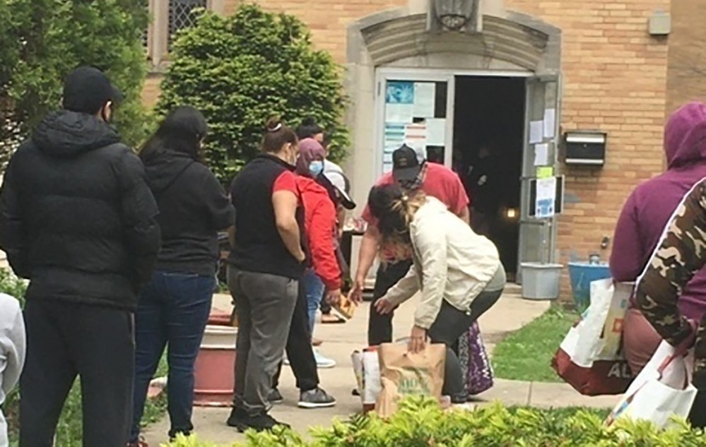 Voluntarios/as trabajando en la despensa de alimentos de la IMU en Lawn, Chicago,  a través de la cual se están alimentando más del doble del número de personas que típicamente servía este ministerio antes de la pandemia. Foto cortesía de la Conferencia Anual del Norte de Illinois.