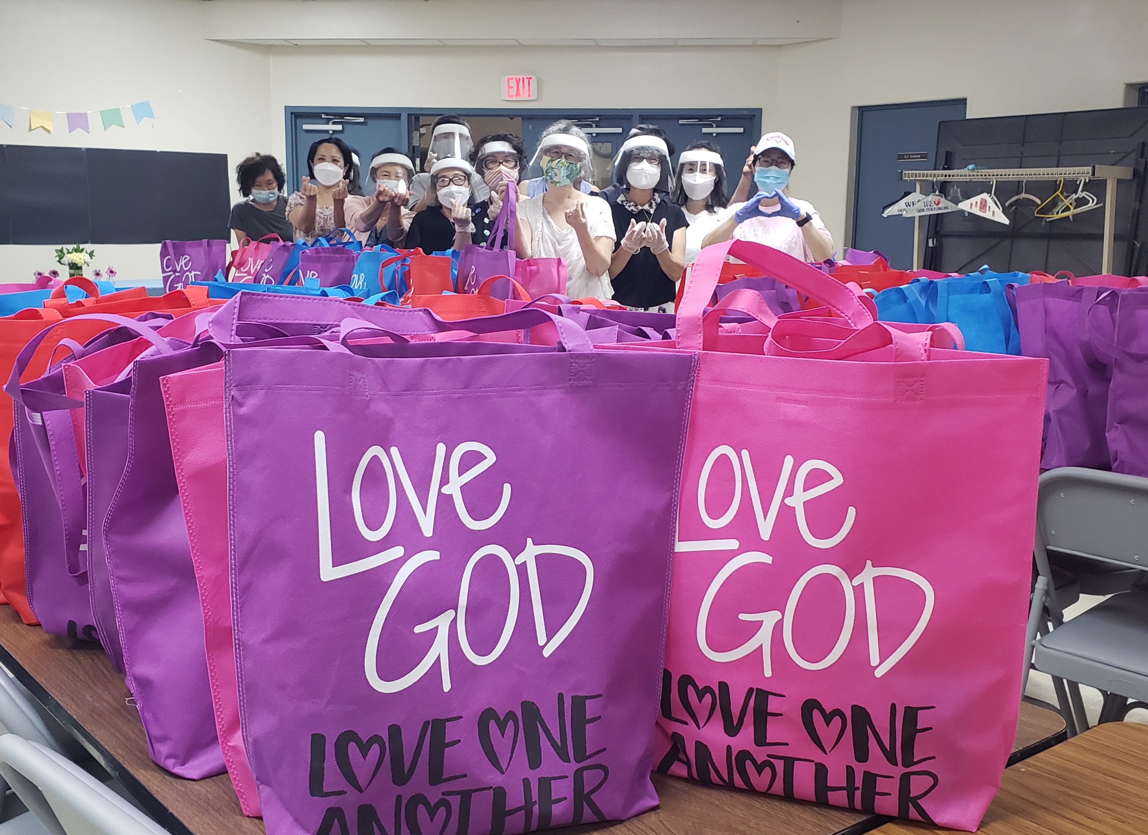 미드허드슨한인연합감리교회(담임 이용연 목사)는 코로나19로 어려운 이웃들에게 보낼 구호 물품을 담은 “사랑의 돌봄 가방 만들기 프로젝트”를 진행하고 있다. 사진 제공, 권오연 전도사.