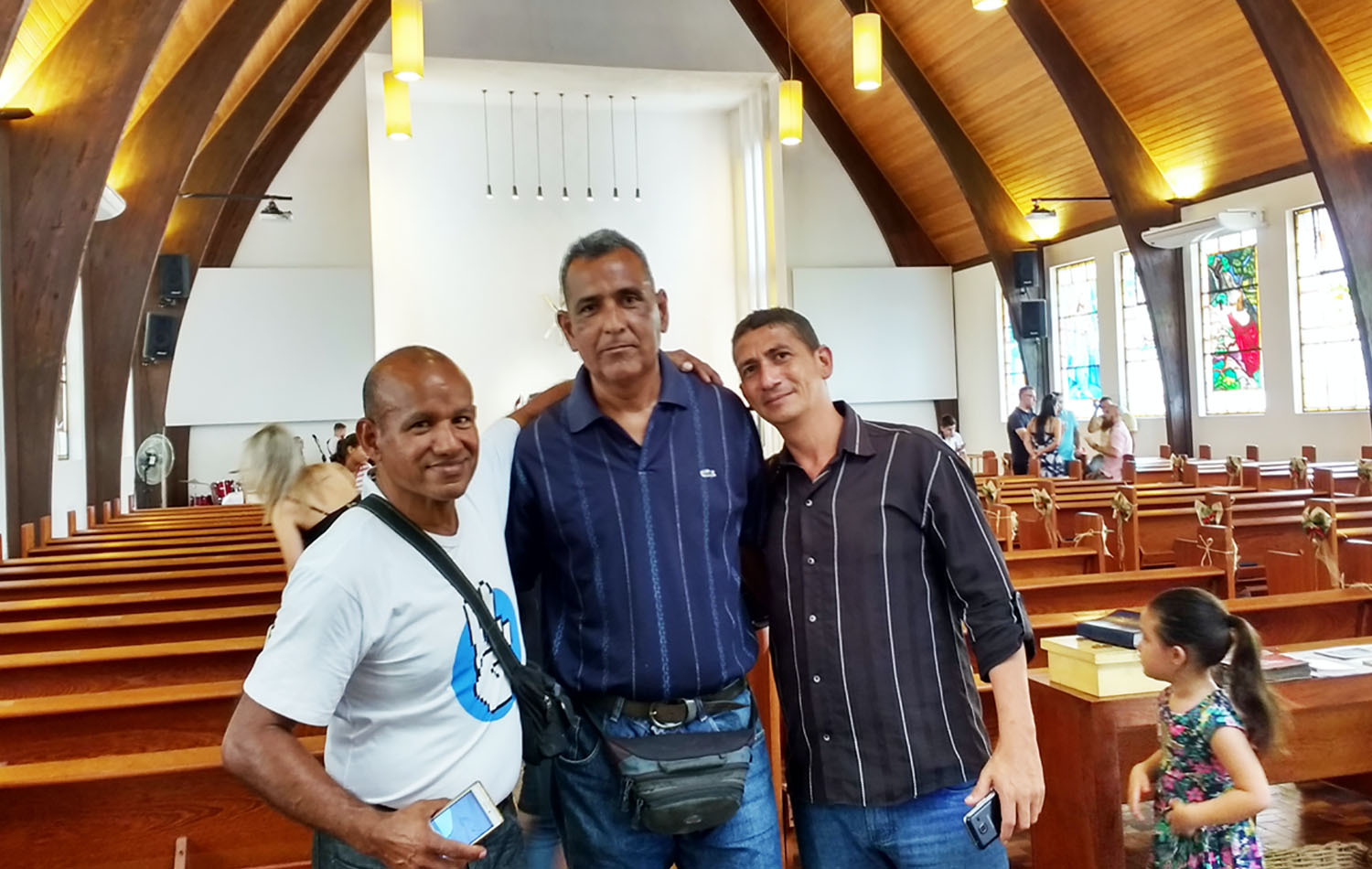 Los visitantes venezolanos David, Christian y Josef en el santuario de la Congregación Wesley, Porto Alegre, Brasil. Foto de Paulo Bruhn. 